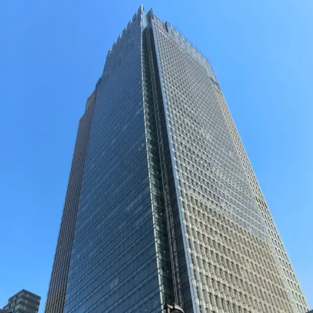 Ponttal alátámasztott üvegfüggönyfalak